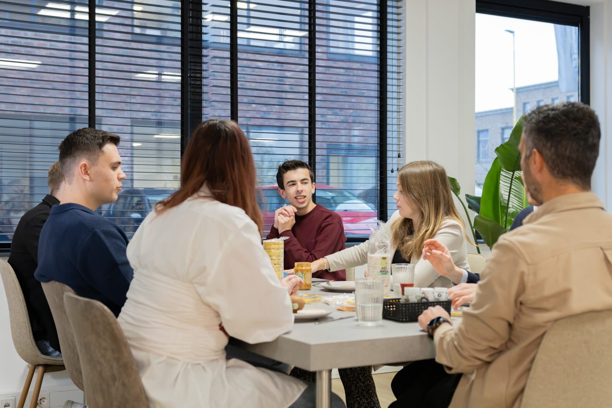 Het Clickwave-team samen aan tafel op kantoor in Barneveld